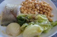 BACALHAU COZIDO COM COUVES E GRÃO