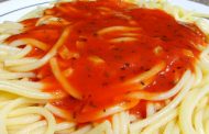 ESPARGUETE COM MOLHO DE TOMATE