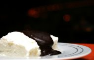 Gelado de Nata com Molho de Chocolate