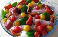 Salsichas Frescas Assadas com Tomate, Pimento e Batatas