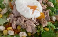 Salada de ovo escalfado 