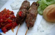 Kebabs com tomates refogados
