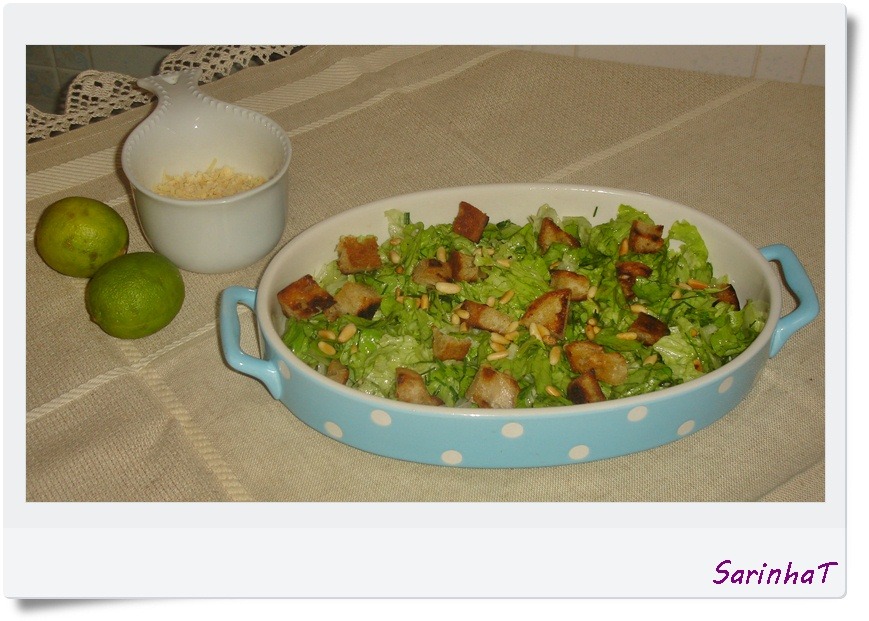 Salada Verde com Pinhões e Croutons