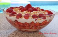 Trifle de morangos e bananas