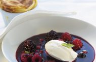 Sopa de frutos vermelhos com soufflés e nata fresca