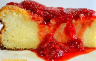 Bolo de ricota com molho de morango