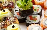 Rolos de sushi com salmão fumado 