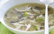 Caldo de galinha com hortelã e cogumelos chineses 