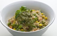 Salada de quinoa com pesto de manjericão e nozes 