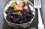 Arroz negro com camarões e amêijoas 