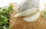 Salada de rúcula e pera com massa folhada e vinagrete de nozes 