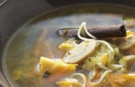 Caldo Exótico de Legumes e Aletria 
