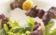 Salada de Verão com espetadinha de uvas e fígados de aves 