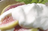 Figos Frescos com Molho de Iogurte 