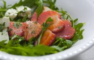 Salada de morangos e rúcula com vinagre de hortelã 