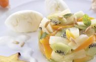 Salada de Frutas com Gelado de Baunilha e Gengibre e Molho Quente de Iogurte 
