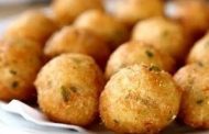 BOLINHOS DE AIPIM COM QUEIJO