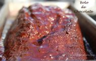 Bolo ensopado em calda de chocolate 