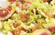 Salada de camarão com figos e molho de iogurte 