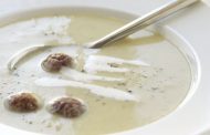Sopa cremosa de castanha pilada com mini almôndegas de avestruz 