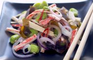Salada de surimi com favas e algas wakame 