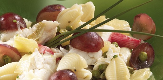 Salada morna do mar com frutas e massa 