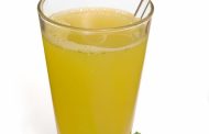Suco de casca de abacaxi com hortelã