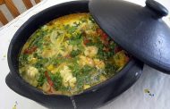 Caldo de camarões com algas 