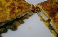 Omelete com ervilhas e tomate