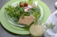 Salada de alface americana, abacate e kani 