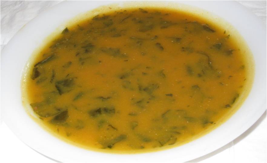 Sopa de cenoura com feijão manteiga e espinafres 