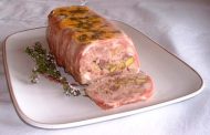 TERRINE DE SALMÃO, ALHO-PORÓ E TOMATE SECO